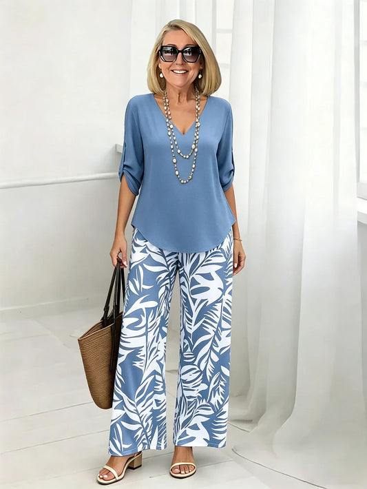 Set aus Damenbluse mit V-Ausschnitt und bedruckter Hose mit weitem Bein