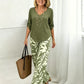 Set aus Damenbluse mit V-Ausschnitt und bedruckter Hose mit weitem Bein