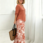 Set aus Damenbluse mit V-Ausschnitt und bedruckter Hose mit weitem Bein
