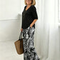 Set aus Damenbluse mit V-Ausschnitt und bedruckter Hose mit weitem Bein