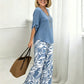 Set aus Damenbluse mit V-Ausschnitt und bedruckter Hose mit weitem Bein