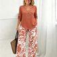 Set aus Damenbluse mit V-Ausschnitt und bedruckter Hose mit weitem Bein
