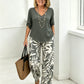 Set aus Damenbluse mit V-Ausschnitt und bedruckter Hose mit weitem Bein