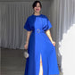 Elegantes Kleid mit Rundhalsausschnitt, hoher Taille und Schlitz (mit Gürtel)