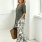Set aus Damenbluse mit V-Ausschnitt und bedruckter Hose mit weitem Bein