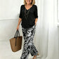 Set aus Damenbluse mit V-Ausschnitt und bedruckter Hose mit weitem Bein