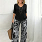 Set aus Damenbluse mit V-Ausschnitt und bedruckter Hose mit weitem Bein