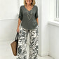 Set aus Damenbluse mit V-Ausschnitt und bedruckter Hose mit weitem Bein