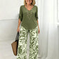 Set aus Damenbluse mit V-Ausschnitt und bedruckter Hose mit weitem Bein