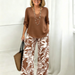Set aus Damenbluse mit V-Ausschnitt und bedruckter Hose mit weitem Bein
