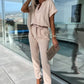Modischer Jumpsuit für Damen mit V-Ausschnitt und kurzen Ärmeln und Bindegürtel
