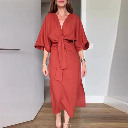 Elegantes Damenkleid mit Taillenschnürung und seitlichem Schlitz und V-Ausschnitt