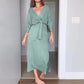 Elegantes Damenkleid mit Taillenschnürung und seitlichem Schlitz und V-Ausschnitt