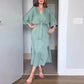 Elegantes Damenkleid mit Taillenschnürung und seitlichem Schlitz und V-Ausschnitt