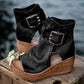 Peep-Toe-Keilstiefeletten mit Schnalle