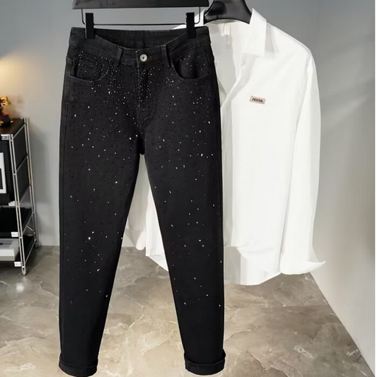 Schmal geschnittene schwarze Jeans mit Strassverzierung