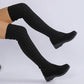 Damen-Overknee-Stiefel aus hoch elastischem Strickmaterial mit Keilabsatz