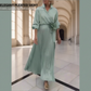 Elegantes Maxikleid mit Falten und floralem Detail an der Taille