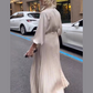 Elegantes Maxikleid mit Falten und floralem Detail an der Taille