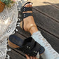 Damen-Sandalen mit Keilabsatz und Nietenverzierung